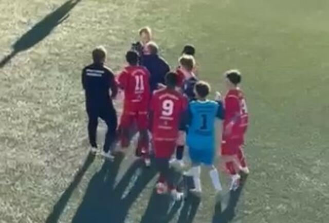 Rudelbildung am Kunstrasenplatz Neu-Rum nach dem Freundschaftsspiel zwischen SK Rum 1b und SVI 1b. | Foto: MeinBezirk/Screenshot Video