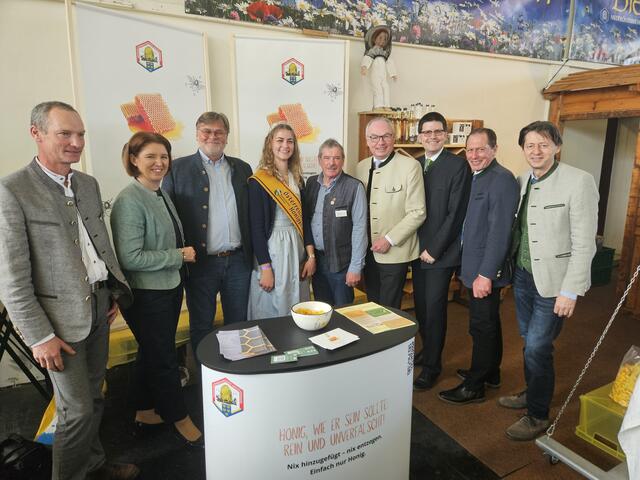 Harald Fuchssteiner, Michaela Langer-Weninger, Günter Hödl, Theresa Rernböck, Hermann Höhlmüller, Stephan Pernkopf, Lorenz Mayr, Josef Moosbrugger und Johann Seper | Foto: Simon Glösl