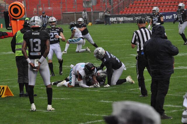 Ende August trafen die Raiders Tirol zum entscheidenden Spiel auf die Munich Ravens. Auch Jan Mayerhofer (Trikotnummer 3) war Teil des Duells. Auch 2025 wird er Teil des Teams der Tiroler in der ELF sein. | Foto: SKN