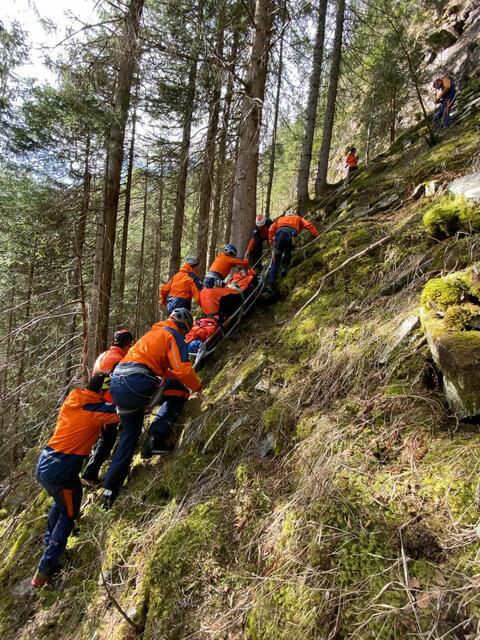 Markus Rettenwender, Ortsstellenleiter von Hüttschlag und Einsatzleiter der Übung, erklärte, dass die Teilnehmer in Gruppen aufgeteilt wurden, um die verschiedenen Aufgaben zu bewältigen. | Foto: Bergrettung Hüttschlag