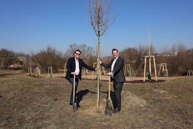 Klimastadtrat Jürgen Czernohorszky (l.) und Favoritens Bezirksvorsteher Marcus Franz (beide SPÖ) beim Wasserbehälter Unterlaa. | Foto: Stadt Wien/Martin Votava