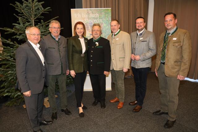 Bezirksjägermeister Rudolf Eder (M.) mit den Ehrengästen am Bezikrsjägertag in Leitersdorf. | Foto: Johann Schleich