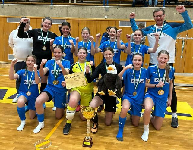 Die Damenmannschaft des Rohrbacher Gymnasiums sowie Betreuer Franz Hofer jubelten über den Sieg. | Foto: BG/BRG Rohrbach