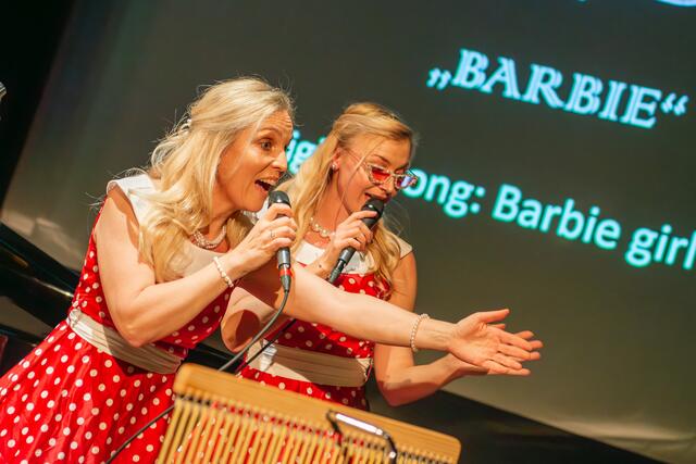 Sonja Haider und Lorena Köberl interpretierten moderne Hits im Stil der 50er- und 60er-Jahre. | Foto: Hans Johann