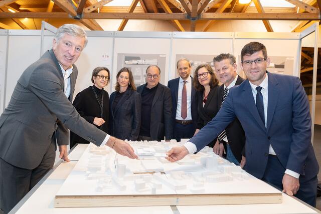 Für die Projektbeteiligten präsentierten Harald Kogler, Barbara Frediani-Gasser mit Team, Martin Payer,  Constance Mochar, Bürgermeister Christian Scheider und Martin Gruber das Siegerprojekt. | Foto: Kärntner Messen/Zangerle