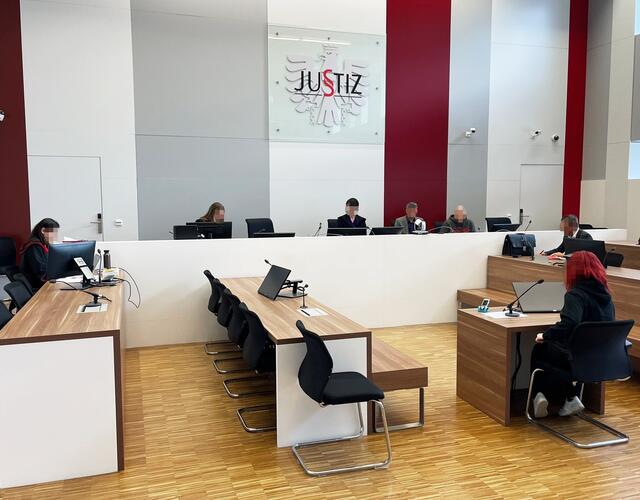 Wegen Misshandlung ihrer kleinen Kinder wurde die angeklagte Mutter zu 20 Monaten bedingter Haft und Bewährungshilfe verurteilt. | Foto: Gernot Heigl