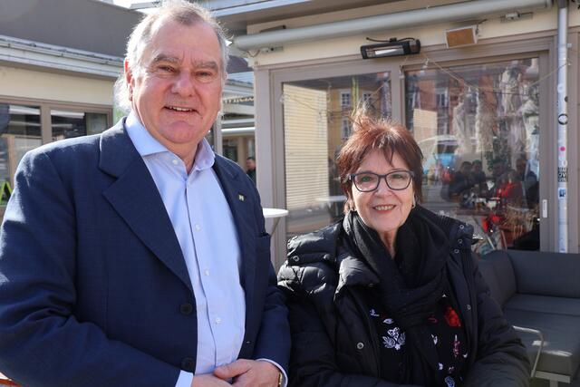 Infrastrukturstadtrat Franz Dinhobl und Ostumfahrung-Befürworterin Viktoria Windbüchler unterhielten sich prächtig. | Foto: Kathrin Schauer