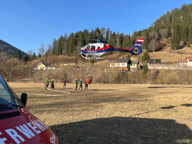 Hubschrauber bei der Löschwasseraufnahme | Foto: FF Waidhofen/Thaya