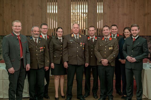 Kommandant Reinhard Haun (Mitte) trat nach 22 Jahren im Amt zurück.  | Foto: Martin Ludwig