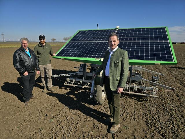 Bio-Ackerbauer Michael Krammer (li.) erklärt LK-Burgenland Präsident Nikolaus Berlakovich wie die Arbeit mit dem Feldroboter (=Farmdroid) funktioniert.    | Foto: Landwirtschaftskammer Burgenland