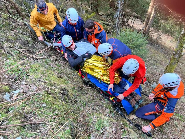 Geübt wurden die Bergung eines Jägers von einem Hochsitz, die Rettung zweier schwer verletzter Skitourengeher und eines verunglückten Rodlers. | Foto: Bergrettung Hüttschlag
