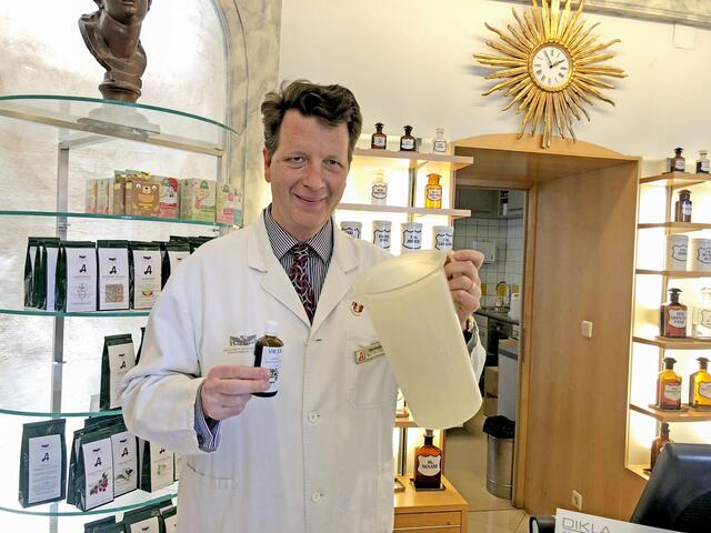 Horner Apotheker Gilbert Zinsler. Im März 2020 waren die Desinfektionsmittel ausverkauft. | Foto: Schwameis (Archiv)