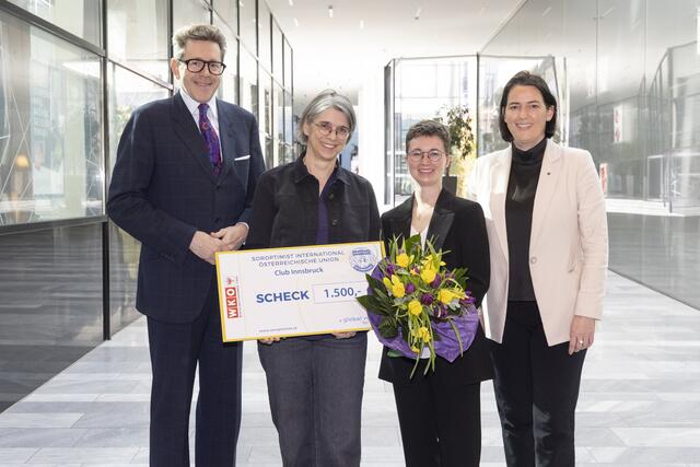 Gratulierten Meisterin Rebekka Peer (2.v.r.) ganz herzlich: Harald Mahrer, Präsident der Wirtschaftskammer (l.), Barbara Thaler, Präsident WK Tirol (r.) und Esther Happacher, Präsidentin des Soroptimist International Club Innsbruck (2.v.l.). | Foto: WKO