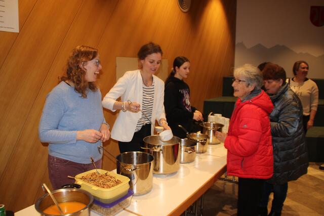 PGR Obfrau, Larissa Partl (l.) kredenzte mit ihren PGR Kolleginnen die verschiedenen Suppenkreationen. | Foto: Jordan