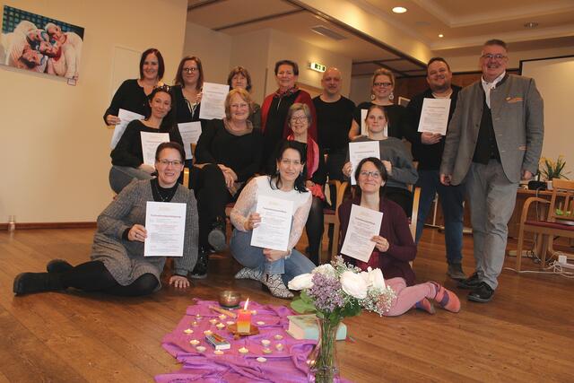 Anna-Maria Bodansky-Rögner, Obersdorf; Monika Viktorik, Mistelbach; Tamara Müller, Lassee; Susanne Fally,Mistelbach; Simone Bölderl, Korneuburg; Nicole Redl, Dürnkrut; Reto Franz Nickler, Ringelsdorf-Niederabsdorf; Mag. Eva Damböck, Langenlois; Nicole Krause, Bad Pirawarth; Sandra Zangl, Gerasdorf bei Wien; Sandra Zauner, Gaweinstal; Viktor Gnauer, Wolkersdorf; Monika Hinterhauser, Dobermannsdorf; Katharina Buchebner, Laa an der Thaya; Cornelia Wolf-Wallinger, Wolkersdorf; Evelyn Schultes, Wildendürnbach; Romana Fellinger-Dimany, Wilfersdorf; Gerhard Tretzmüller, Klosterneuburg. | Foto: Bildungsakademie Weinviertel der Erzdiözese Wien 