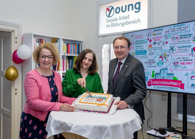 x-point Schulsozialarbeit feiert 25-jähriges Jubiläum. Am Foto: Jugend-Landesrätin Christiane Teschl-Hofmeister, x-point Geschäftsführerin Margot Müller und Bürgermeister Matthias Stadler | Foto: NLK Filzwieser