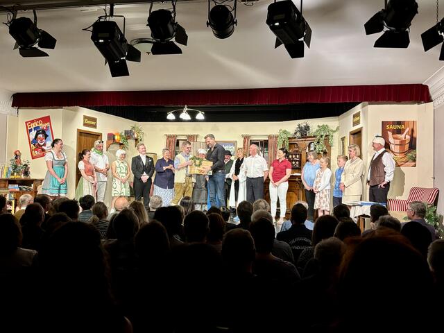 Die Darsteller mit Regisseur Guido Drell. | Foto: Ebner