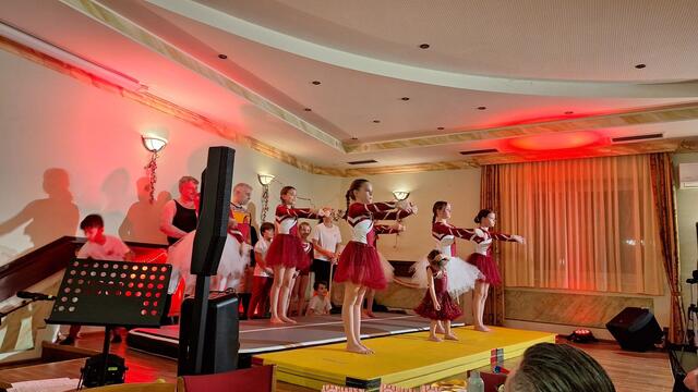Den Auftakt machte am Rosenmontag die Faschingssitzung im Landgasthof Huber in Wagram.  | Foto: Pfeffer