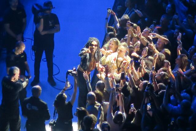 Lenny Kravitz lässt es sich bei keinem seiner Konzerte nehmen, sich ins Publikum zu begeben.  | Foto: z.V.g.