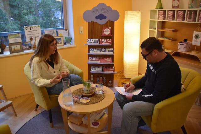 Tabuthema "Sex im Alter": Sexualberaterin Sabine Fallmann-Hauser aus Lunz am See gibt Redakteur Roland Mayr im Interview Auskunft. | Foto: Renate Schöbella