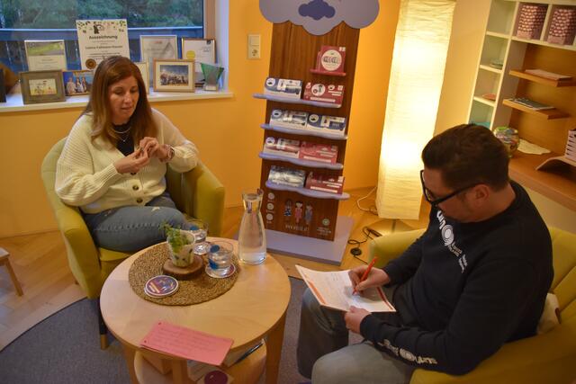 Tabuthema "Sex im Alter": Sexualberaterin Sabine Fallmann-Hauser aus Lunz am See gibt Redakteur Roland Mayr im Interview Auskunft. | Foto: Renate Schöbella