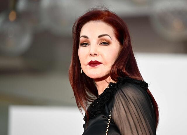 Priscilla Presley wird Richard Lugner zum Opernball 2024 begleiten. | Foto: GABRIEL BOUYS / AFP / picturedesk.com