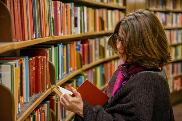 Auf dem Bücherflohmarkt gibt es aber auch noch mehr zu finden. Etwa Musikalien und Schallblatten. | Foto: Ridderström/Unsplash