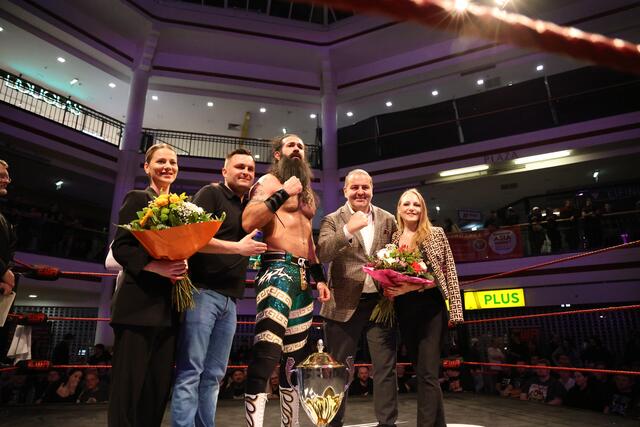 Die heiß begehrte Lugner City Catch Trophy konnte sich Georges Khoukhaz (3. v. l.) in einem spannenden Fight gegen internationale Top-Konkurrenz sichern. | Foto: Indegoschn