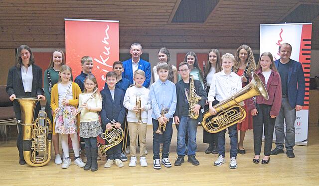 Die Teilnehmerinnen und Teilnehmer des Landeswettbewerbes Prima La Musica mit Gerhard Schmiderer (Direktor Musikum Zell am See-Saalfelden) und Gunther Kalcher (Direktor Musikum Mittersill). | Foto: Musikum