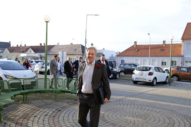 Die SPÖ – hier Günther Kautz – kam mit Nelken und teils mit roten Krawatten. | Foto: Santrucek
