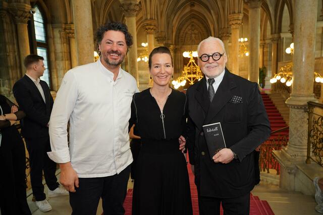 Falstaff Restaurantguide 2025: erstmals vier 100-Punkte-Restaurants und Lukas Mraz ist Koch des Jahres. Im Bild rechts Herausgeber Wolfgang Rosam. | Foto: Andreas Tischler