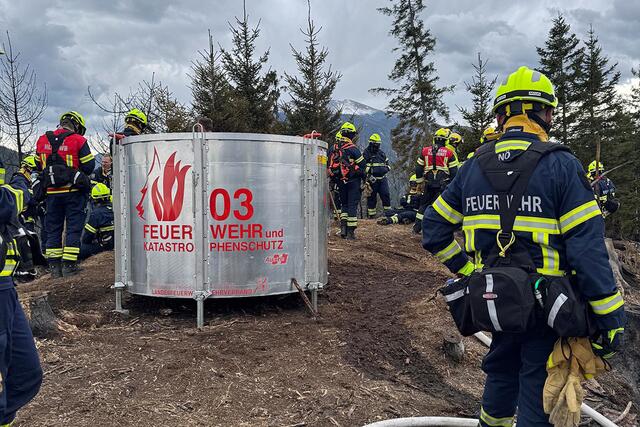 Löschwasserbehälter für die Waldbrandbekämpfung wurden in Stellung gebracht. | Foto: FF Dietmanns