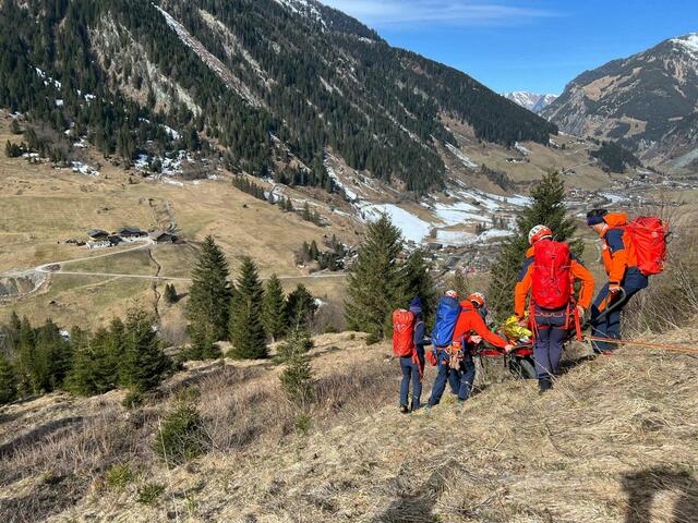 Unterstützung kam von der Freiwilligen Feuerwehr Hüttschlag, und das Einsatzleitfahrzeug Pongau war mit einer Drohne im Einsatz. | Foto: Bergrettung Hüttschlag