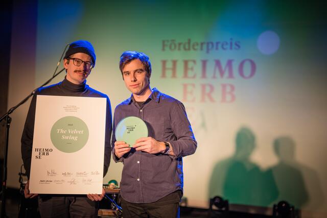Die Salzburger Band The Velvet Swing, bestehend aus Philip Paulus und Michael Zagorec, mit dem Heimo Erbse Preis 2025. "Die Musiksonderförderung aus dem Jahr 2024 hat meiner Band The Velvet Swing enorm geholfen. Wir durften die Förderung schon zweimal erhalten und haben beide Male das Geld in die Produktion von Schallplatten (Vinyl) investiert", sagt Paulus. | Foto: Rockhouse Salzburg/Ludwig Seidl