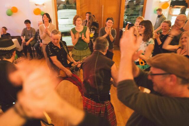 Im Rahmen des St. Patrick's Day verwandelt sich das Bildeiner Weinkulturhaus am Samstag, dem 15. März, in ein grün-weiß-orange getauchtes irisches Pub.  | Foto: Andreas Graf