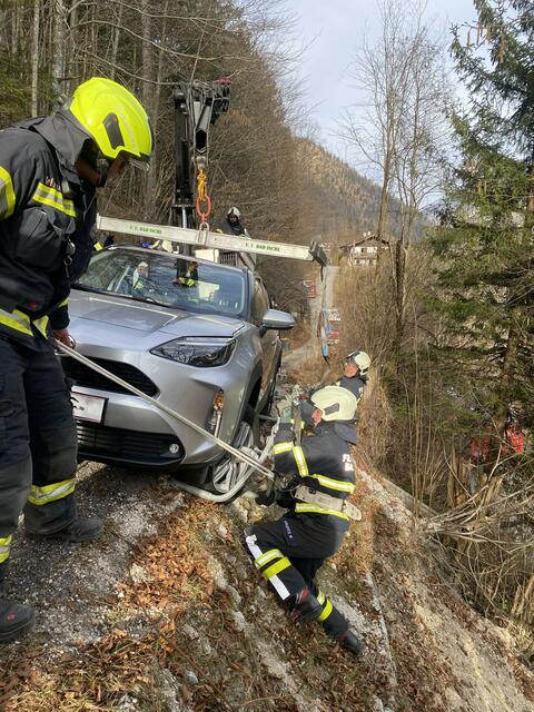 Fahrzeugbergung auf der Rosenkoglstraße. | Foto: FF Bad Ischl
