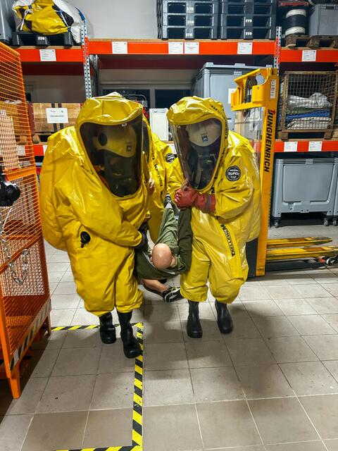 Zum Auftakt der Übungssaison trafen sich die Mitglieder des Gefahrgutzuges des Abschnitts 1 Flachgau im Feuerwehrhaus Oberndorf. | Foto: Freiwillige Feuerwehr Stadt Oberndorf