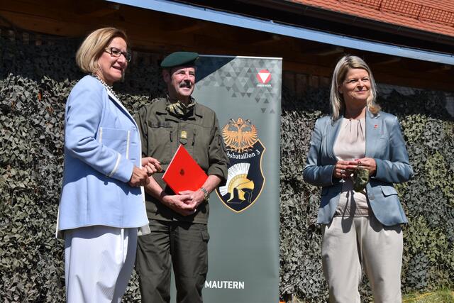 Landeshauptfrau Johanna Mikl-Leitner, Milizbeauftragter Erwin Hameseder und Verteidigungsministerin Klaudia Tanner: Besuch in Mautern – auch das Bundesheer war damals in Sachen Grenzkontrollen sowie Contact-Tracing unverzichtbar. | Foto: Karin Zeiler / MeinBezirk