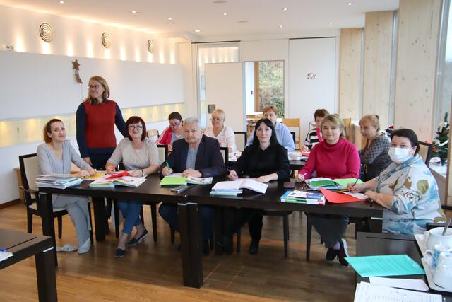 Gemeinsamer Sprachkurs: Krankenschwestern, Sozialpädagoginnen, Psychologinnen und Direktor Petro Pastuch aus der Ukraine betreuen die Kinder im Neudauberger Waisenhaus. | Foto: Martin Wurglits
