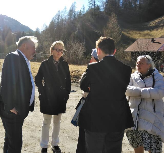 FP-LA Evelyn Achhorner (2.v.l.) kritisiert, dass seitens des Denkmalschutzes "nichts zusammengebracht wurde" und wurde gemeinsam mit anderen am Wochenende noch einmal aktiv. | Foto: FPÖ
