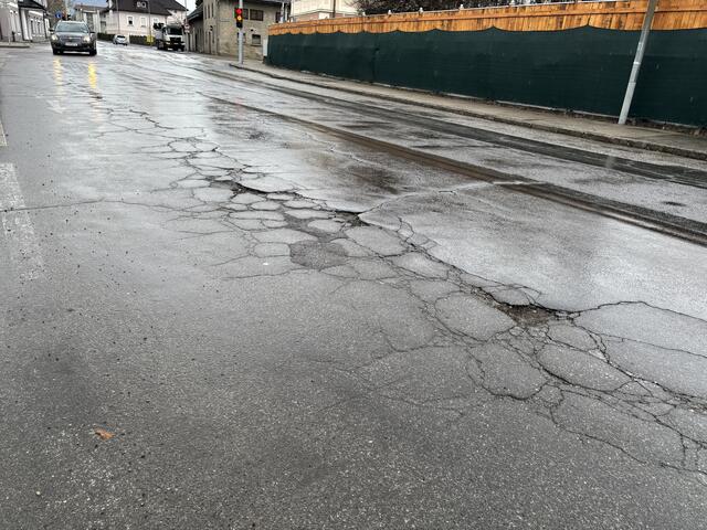 Schlaglöcher, wie diese in der Flatschacher Straße, gehören in der Landeshauptstadt Klagenfurt zum Stadtbild. | Foto: MeinBezirk.at