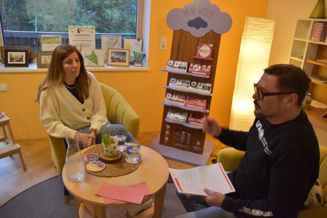 Tabuthema "Sex im Alter": Sexualberaterin Sabine Fallmann-Hauser aus Lunz am See gibt Redakteur Roland Mayr im Interview Auskunft. | Foto: Renate Schöbella