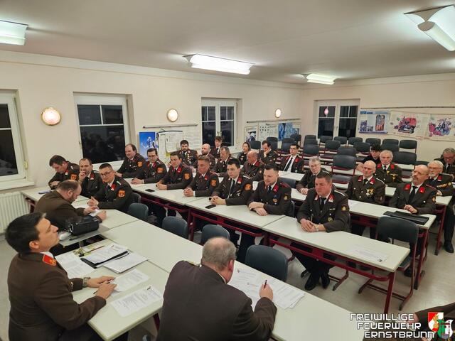 Nach einer Schweigeminute für die verstorbenen Kameraden ließ Hauptbrandinspektor Liebhart das vergangene Jahr Revue passieren. | Foto: FF Ernstbrunn