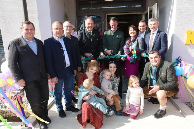 Offizielle Eröffnung mit dem Durchschneiden des Bandes.  | Foto: Schleich