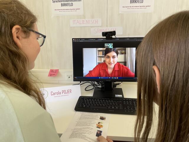 Carola Pojer, Fotografin, Schauspielerin und Keramikkünstlerin, verbindet Kreativität mit Digitalität – sogar beim Speeddating online. | Foto: Öffentliche Bibliothek Birkfeld