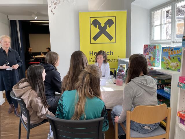 Bianca Gaugl, Vorstandsdirektorin der Raiffeisenbank Oststeiermark Nord, beantwortet beim Speed-Dating engagiert alle Fragen und gibt spannende Einblicke in ihre Karriere. | Foto: Öffentliche Bibliothek Birkfeld