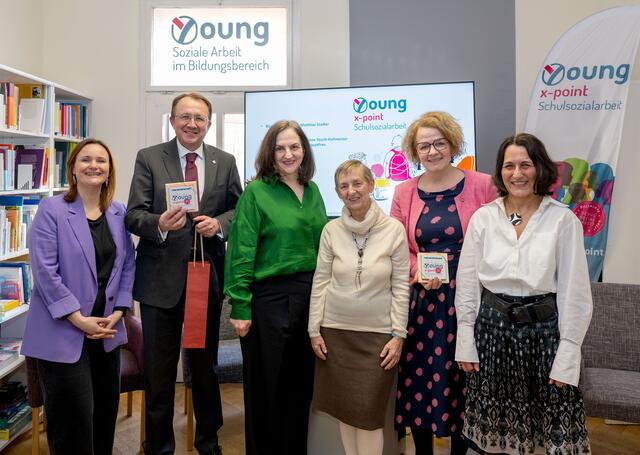 Bei der Feier in St. Pölten: Fachliche Leitung Sandra Leeb, Bürgermeister Matthias Stadler, Geschäftsführerin Margot Müller, ehemalige FH-Rektorin Monika Vyslouzil, Jugend-Landesrätin Christiane Teschl-Hofmeister, Fachliche Leitung Barbara Bischofberger und Vorsitzende der AG Schulsozialarbeit Pamela Heil | Foto: NLK Filzwieser