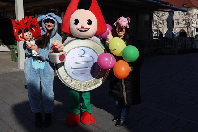 Jacqueline, Sparefroh und Karin von der Sparkasse. | Foto: Kathrin Schauer
