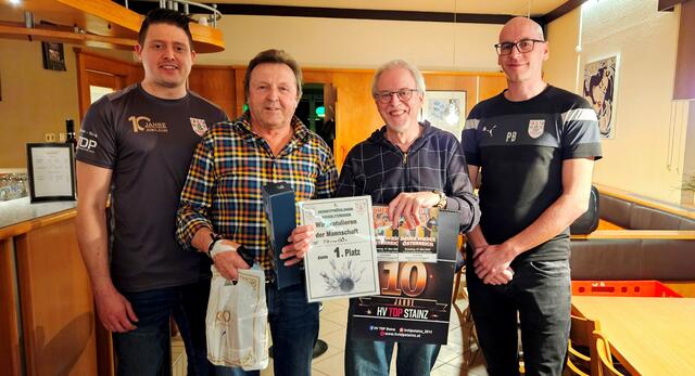 Turniersieger "Die TOrnaGOs" (TOni Kühweider und GOttfried Fabian) mit der Turnierleitung Daniel Fabian (l.) und Philipp Bohacek (r.)