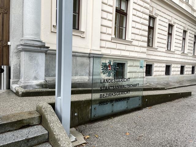 Zwei Raufbolde müssen sich am Mittwoch, 12. März 2025, vor dem Landesgericht Ried verantworten. | Foto: MB